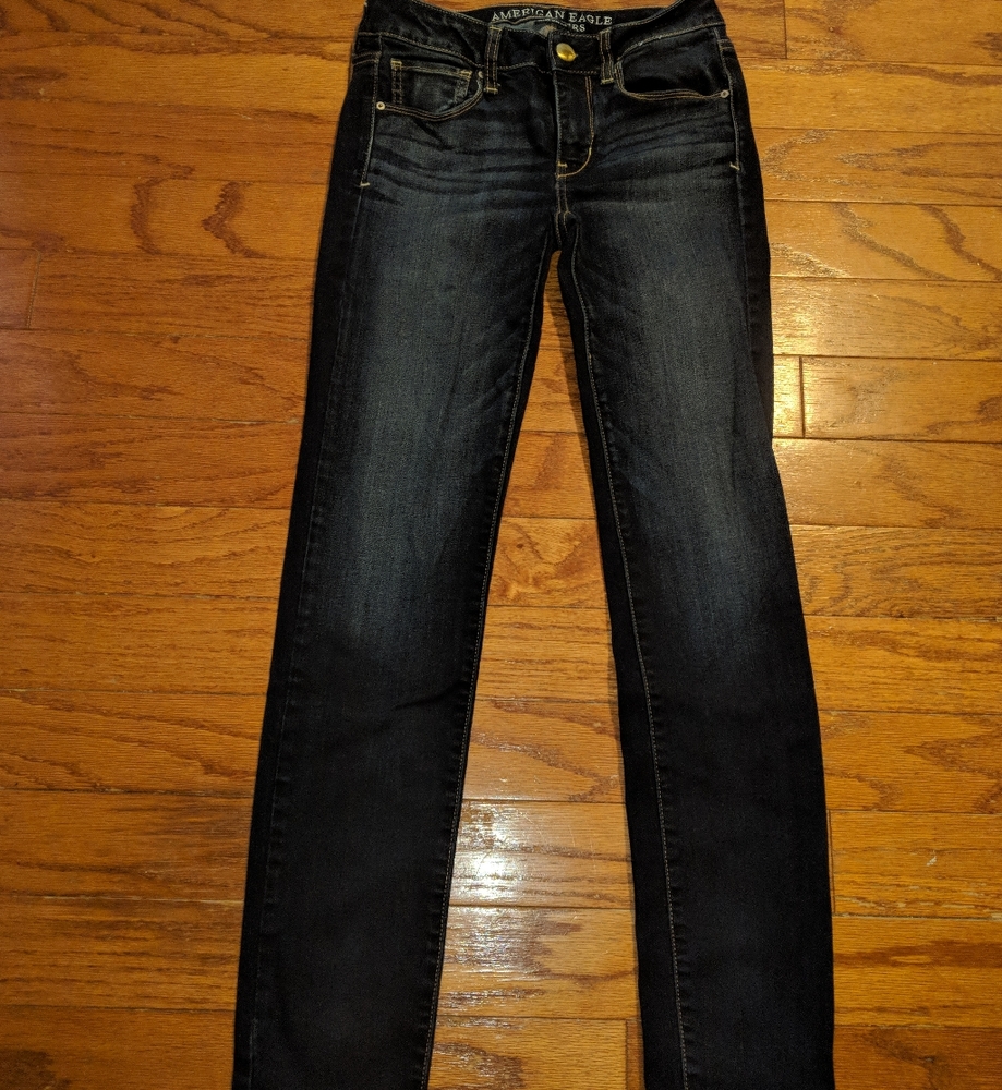 American Eagle dark wash skinny jeans - size 2 regular